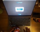 O trackpad do MacBook Pro pode pesar pequenos objetos. (Fonte da imagem: Krish Shah)