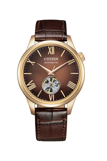 Vista frontal do relógio Citizen “Autumn Light”, que apresenta um mostrador marrom com degradê e algarismos romanos em ouro rosa, uma caixa na mesma tonalidade de ouro rosa e um recorte circular em forma de coração aberto na posição das 6 horas, expondo o movimento mecânico interno. Ele é preso a uma pulseira de couro marrom escuro texturizada.