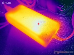 O adaptador CA pode chegar a quase 40 °C ao executar cargas exigentes