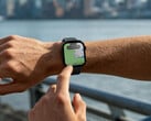 O Watch Hyper possui um sistema de GPS de banda dupla. Na foto: o smartwatch com um mapa na tela.