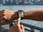 O Watch Hyper possui um sistema de GPS de banda dupla. Na foto: o smartwatch com um mapa na tela.