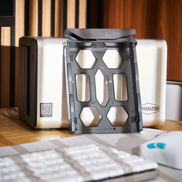 As bandejas do disco rígido são feitas de plástico.