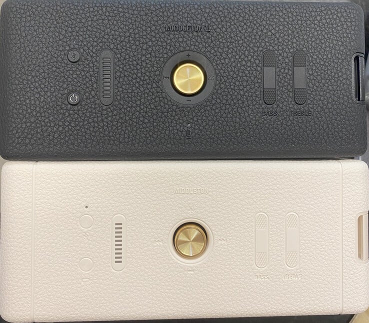 Os controles permanecem praticamente inalterados, mas um microfone (colocado abaixo do botão multidirecional) é a adição mais notável (Fonte da imagem: Marshall)