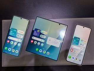 Os mais recentes telefones dobráveis da Samsung, desdobrados, da esquerda para a direita: Galaxy Z Flip7, Fold7 e Flip7 FE (Fonte da imagem: Notebookcheck)