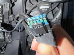O conector de alimentação 12VHPWR queimado na Sapphire Nitro+ RX 9070 XT (Fonte da imagem: r/pcmasterrace)