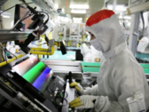 Um técnico de exibição da Samsung trabalhando em equipamentos de exibição OLED. (Imagem: Samsung)