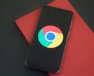 Smartphone exibindo o logotipo do Google Chrome, ilustrando o GLM-5.3 e uma exploração do Chrome