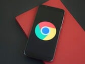 Smartphone exibindo o logotipo do Google Chrome, ilustrando o GLM-5.3 e uma exploração do Chrome
