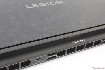 Embora a parte traseira seja estendida para ajudar no resfriamento, ela se projeta muito menos do que na maioria dos outros notebooks para jogos, ocupando menos espaço em geral