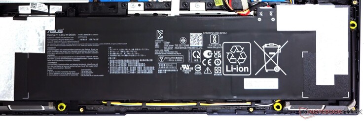 A bateria de 96 WHr do VivoBook Pro 16 oferece bons tempos de funcionamento