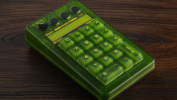 O 8BitDo Retro 18 Mechanical Numpad - Xbox Edition funciona também como uma calculadora.