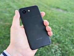 O Enough Phone é quase tão compacto quanto o iPhone 13 mini da Apple.