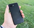 O Enough Phone é quase tão compacto quanto o iPhone 13 mini da Apple.