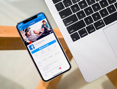 Um telefone com o aplicativo do Facebook exibido na tela. Imagem de banco de imagens. (Fonte da imagem: Timothy Hales Bennett no Unsplash)