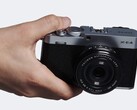 Câmera compacta APS-C Fujifilm X-E4 na mão