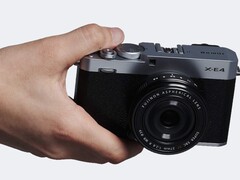 Câmera compacta APS-C Fujifilm X-E4 na mão