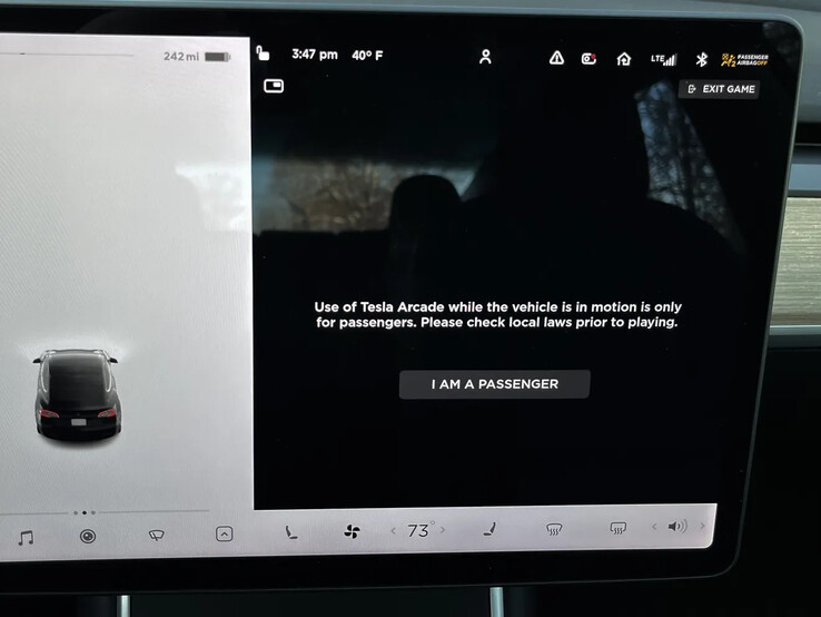 Os carros Tesla agora permitem que você jogue videogames enquanto estão em movimento. (Fonte de imagem: The Verge)