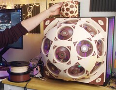 O SuperDome da Noctua reúne 15 ventoinhas no painel lateral de um PC para jogos.