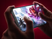 O Redmi K90 Ultra é equipado com o Snapdragon 8 Elite. Na foto: uma imagem promocional mostrando um jogo MOBA sendo executado no celular.