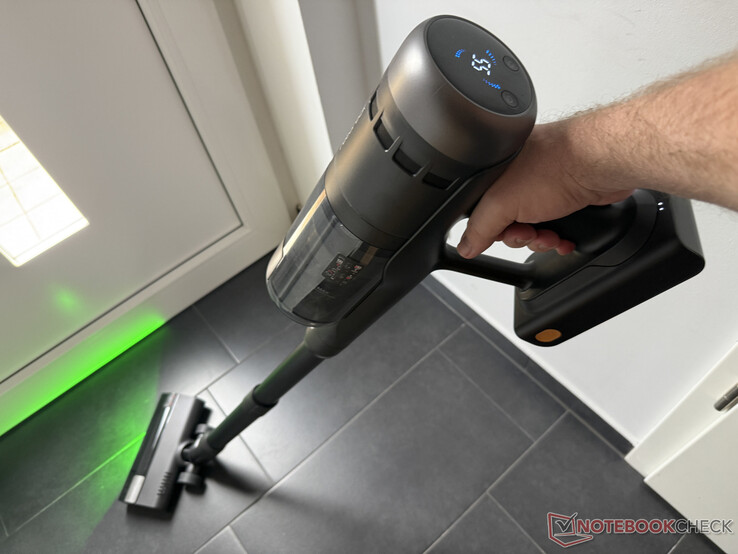 Roborock H60 Ultra limpando o chão, na parte superior a tela rudimentar