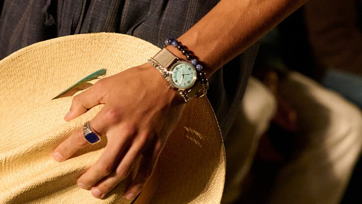 Pessoa usando o relógio Timex x Todd Snyder Marlin Mesh na cor azul-água com pulseira de aço inoxidável.