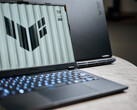 Os ASUS TUF Gaming A14 e A16 possuem espaço para dois SSDs. (Fonte: Alex Waetzel para Notebookcheck)