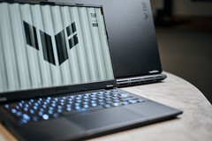 Os ASUS TUF Gaming A14 e A16 possuem espaço para dois SSDs. (Fonte: Alex Waetzel para Notebookcheck)