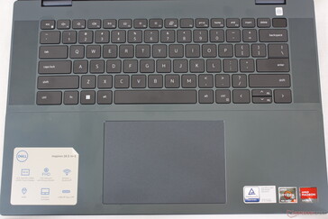 Embora o teclado permaneça idêntico, o clickpad foi redesenhado