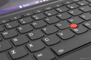 O feedback das teclas é uniforme, mas não tão firme quanto o de um teclado típico de laptop ThinkPad