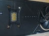 A placa de circuito impresso da GPU ocupa um espaço muito menor em relação ao comprimento da placa traseira
