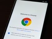 Smartphone exibindo a tela de boas-vindas do Google Chrome com o logotipo do Chrome