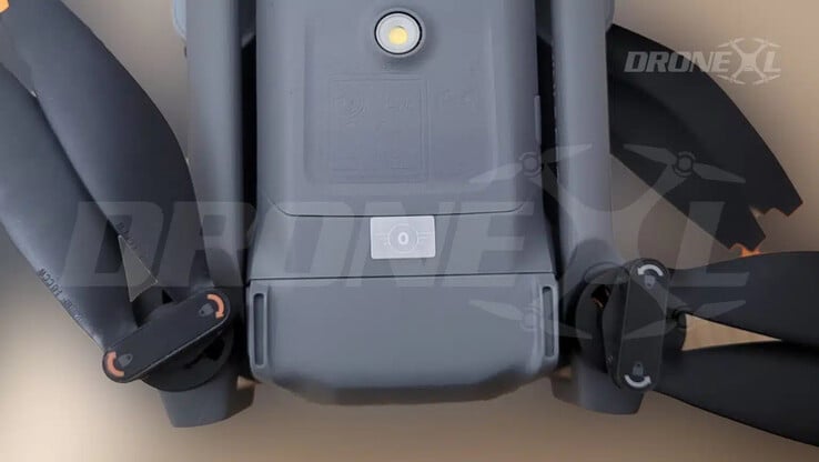 O Mini 5 Pro possui um botão na lateral que deve permitir que ele decole sem a necessidade de um controle à mão. (Fonte da imagem: via DroneXL &amp; Jasper Ellens)