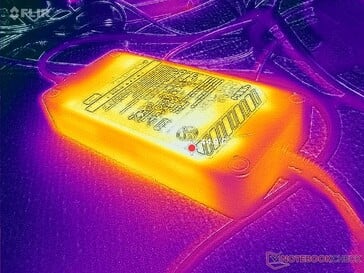 O adaptador CA atinge mais de 45 °C ao operar cargas exigentes