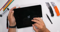 Um OnePlus Pad pré-desmontado. (Fonte: JerryRigEverything via YouTube)