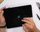 Um OnePlus Pad pré-desmontado. (Fonte: JerryRigEverything via YouTube)