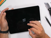 Um OnePlus Pad pré-desmontado. (Fonte: JerryRigEverything via YouTube)