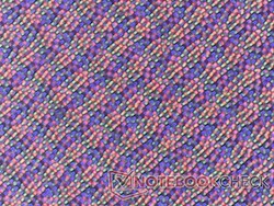 Infelizmente, o painel OLED fosco não é tão nítido quanto a maioria dos outros painéis OLED, que tendem a ser brilhantes