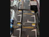 5 discos rígidos de desktop Seagate 28TB Expansion em uma mala