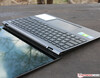 ASUS ZenBook 14X OLED - tampa aberta a 180 graus