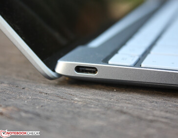 Esquerda: USB-C 4.0 com Thunderbolt 4 (40 Gb/s, Fornecimento de energia, modo DisplayPort ALT)