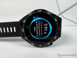 Huawei Watch GT 3 SE enquanto cobra
