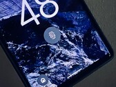 O leitor de impressões digitais Pixel 6 continua a causar mal-entendidos, desta vez quebrando quando a bateria está descarregada. (Imagem: Sanjiv Sathiah/Notebookcheck)