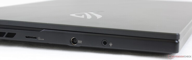 Esquerda: Leitor MicroSD, adaptador AC, áudio combinado de 3,5 mm