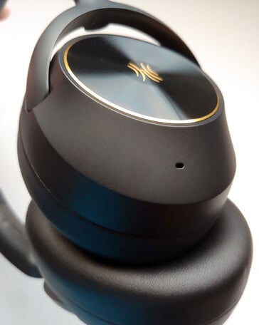 O fone de ouvido esquerdo é desprovido de controles, com apenas o microfone de cancelamento de ruído feedforward visível. (Fonte da imagem: Notebookcheck)