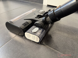 O tanque de água e o esfregão se prendem na parte traseira do cabeçote de piso.