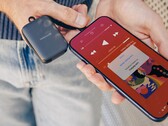 O Twelve South PowerClip é um banco de energia compacto de 2.000 mAh.