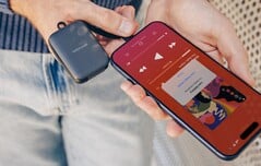 O Twelve South PowerClip é um banco de energia compacto de 2.000 mAh.