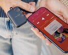 O Twelve South PowerClip é um banco de energia compacto de 2.000 mAh.