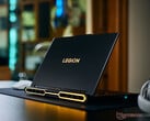 O novo Legion Pro 7 16IAX10H apresenta o mesmo design do modelo que analisamos em 2025, cuja foto está abaixo.