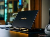 O novo Legion Pro 7 16IAX10H apresenta o mesmo design do modelo que analisamos em 2025, cuja foto está abaixo.